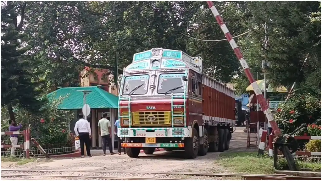 ৮ বছর পর ভারত থেকে আপেল আমদানি শুরু